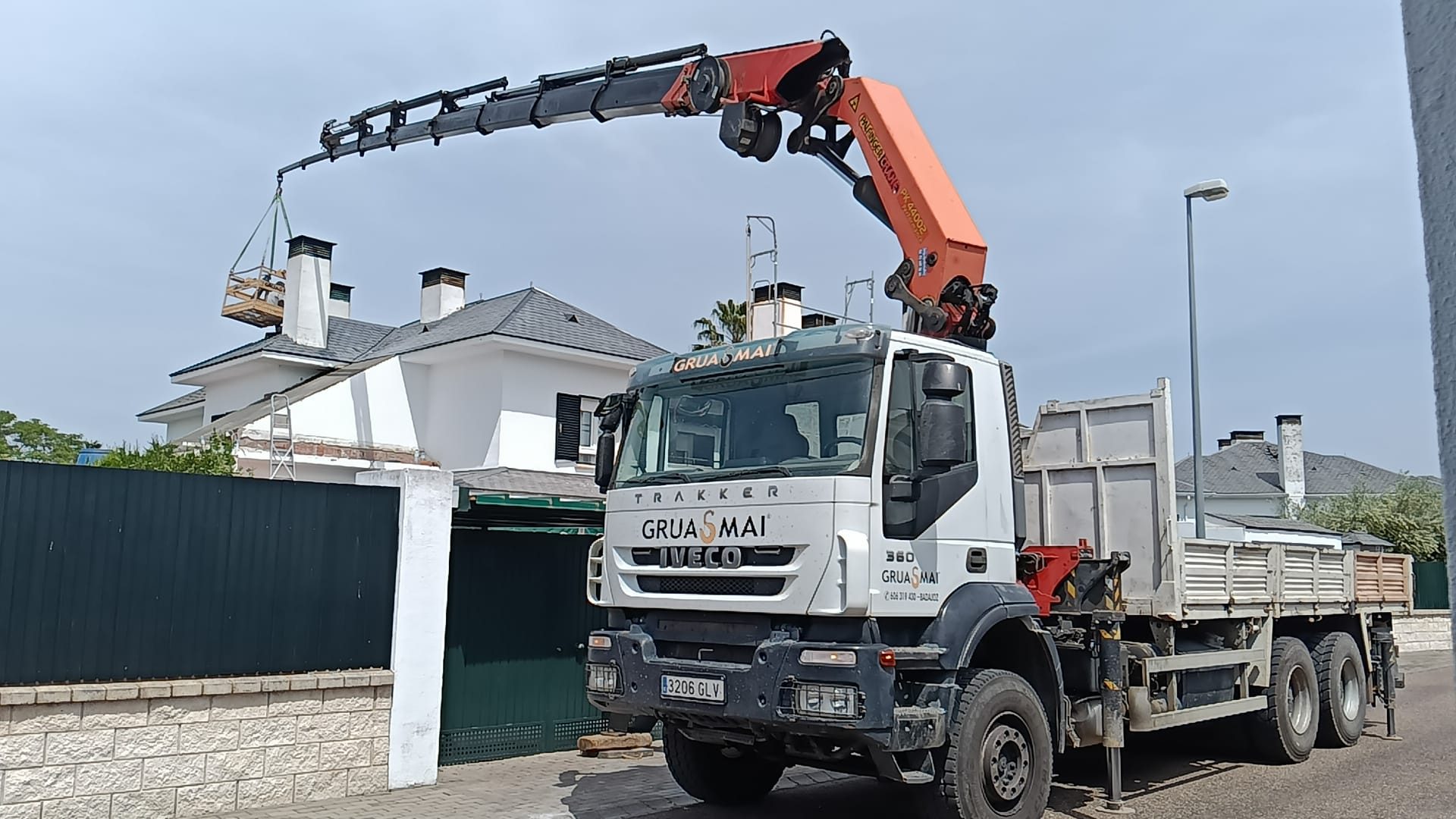 Camión pluma de Grúas MAI en operación en Badajoz