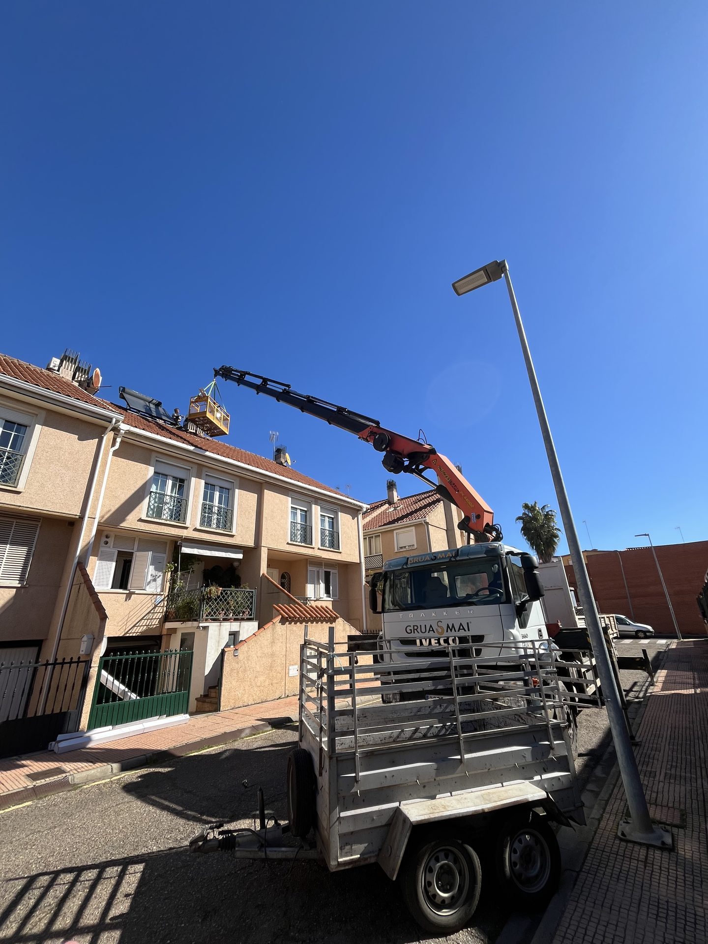 Traslado de maquinaria entre emplazamientos — Grúas MAI en Extremadura