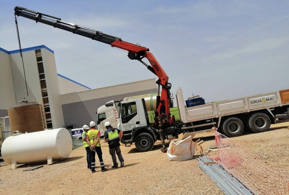 Primer plano de pluma y equipo elevador de Grúas MAI