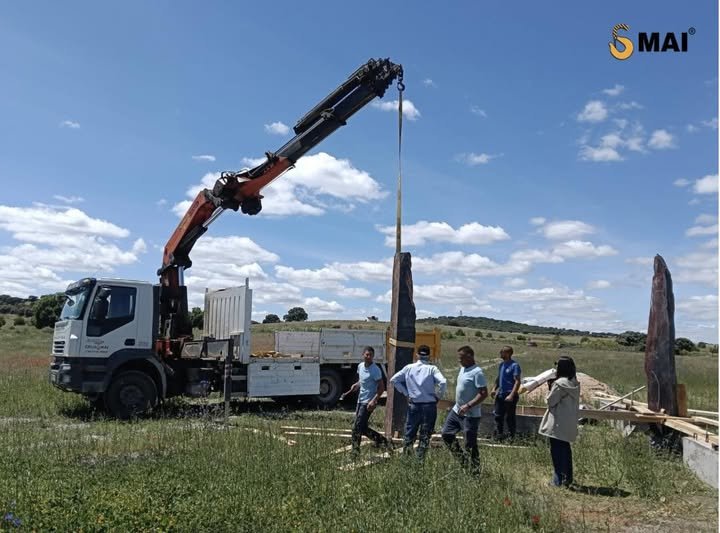 Dolmen conmemorativo de pizarra — Grúas MAI en Extremadura