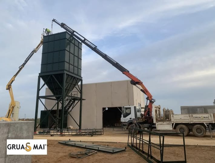 Camión pluma y plataforma elevadora de Grúas MAI en el montaje de un silo de grandes dimensiones en Badajoz