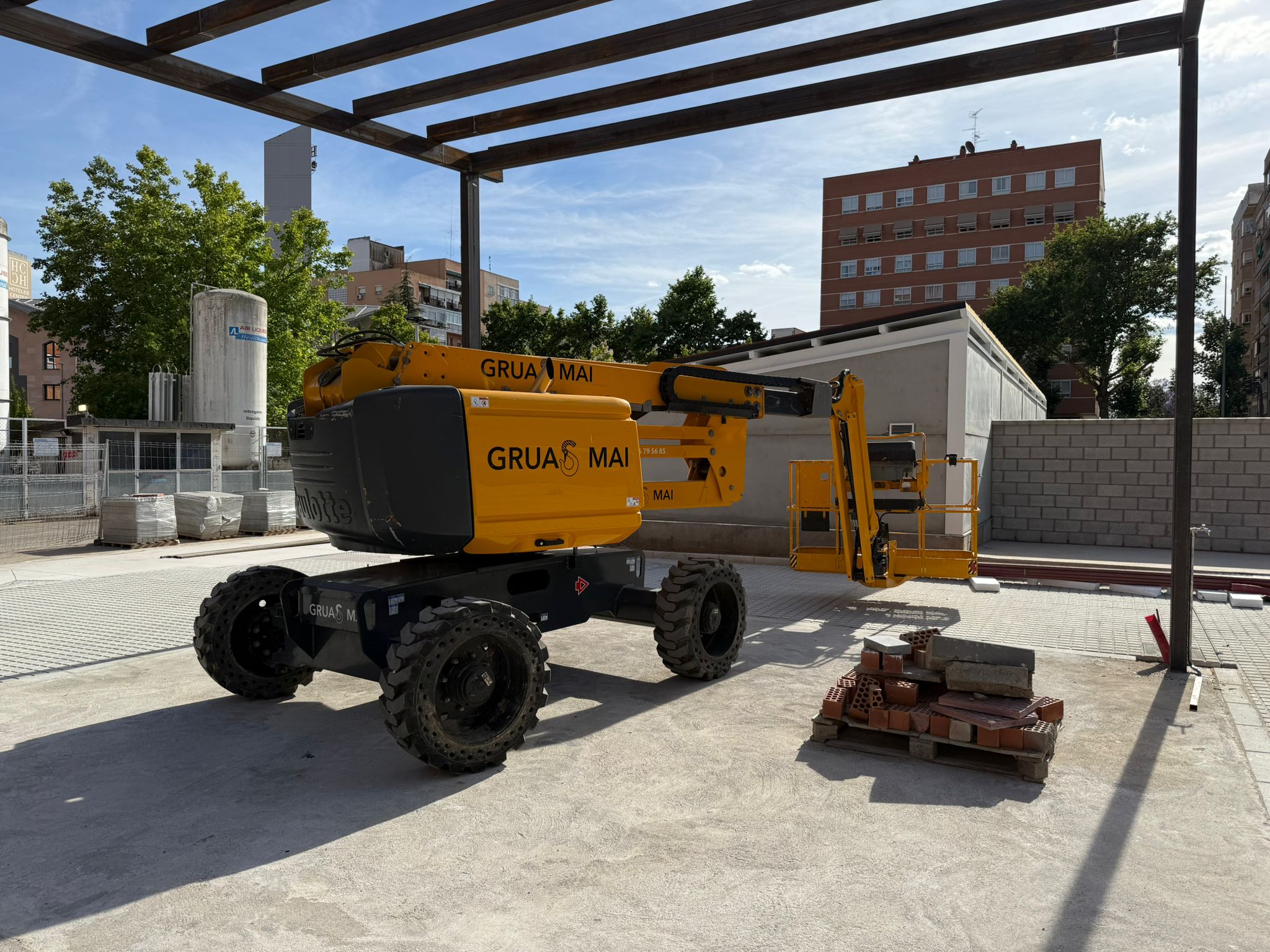 Acceso en altura con brazo articulado — Grúas MAI en Provincia de Badajoz