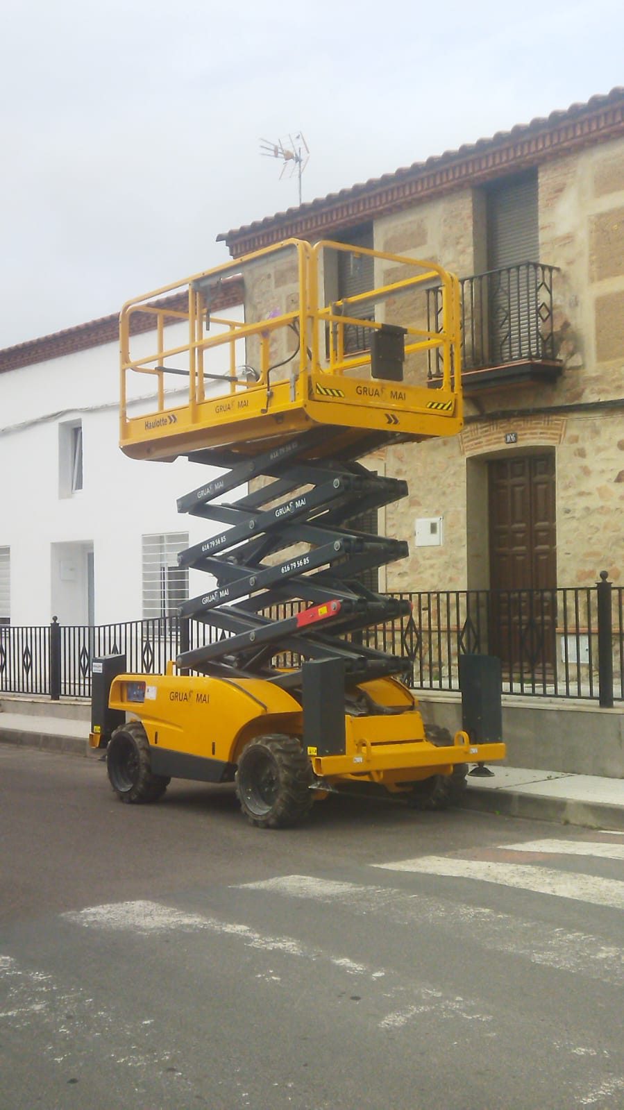 Plataforma de tijera diésel de Grúas MAI en exterior